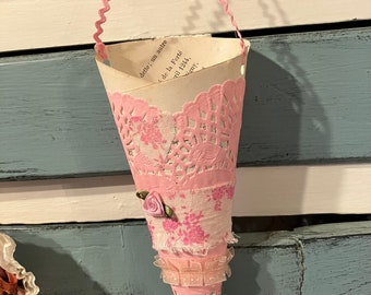 Valentines vintage, paper cone