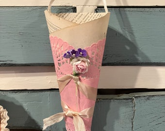 Valentines vintage, paper cone