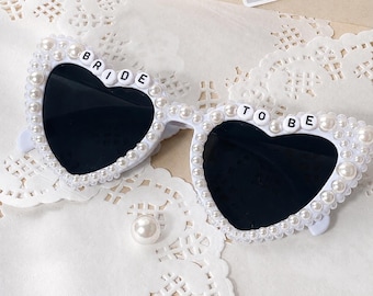 Occhiali da sole da sposa personalizzati con perle, occhiali da sole personalizzati con cuore di strass, occhiali da sole per la futura sposa, occhiali per addio al nubilato