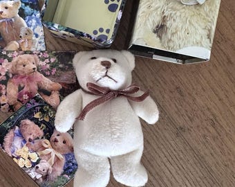 Tiny Tins Vintage Tiny Teddy Bear di Track Stars un piccolo orsacchiotto d'oro in una piccola scatola di latta