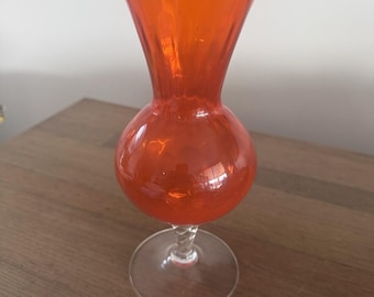 Vaso per fiori singolo in vetro artistico vintage di metà secolo, colore arancione.