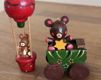 Orsetto di peluche vintage in legno su carretto e mongolfiera in legno per Natale