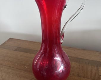Brocca retrò rosso rubino con manico trasparente, stile anni '50, a forma di becco di passero.