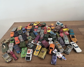 Oltre 60 modellini vintage Matchbox Lesney di auto e camion in metallo pressofuso degli anni '70 e '80, provenienti da Inghilterra, Malesia e Stati Uniti.