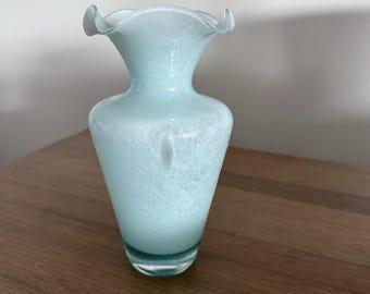 ガラス製の渦巻き模様のライトブルー/グリーンの花瓶、縁はフリル状