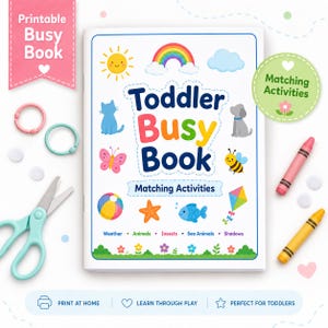 以下が含まれることがあります： 「Toddler Busy Book」というタイトルの白いアクティビティブック。太陽、虹、猫、犬、蝶、ハチ、ボール、ヒトデ、魚、凧のカラフルなイラストが描かれています。水色のハサミ、2つのリング、ピンクと黄色のクレヨンが含まれています。