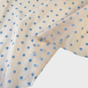 Halvtransparent Tencel linnetyg med prickar | Mjukt, transparent, prickigt skjorttyg | Elegant, prickigt sytyg | Lamorravn 1