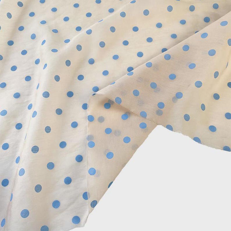Halvtransparent Tencel linnetyg med prickar | Mjukt, transparent, prickigt skjorttyg | Elegant, prickigt sytyg | Lamorravn 1