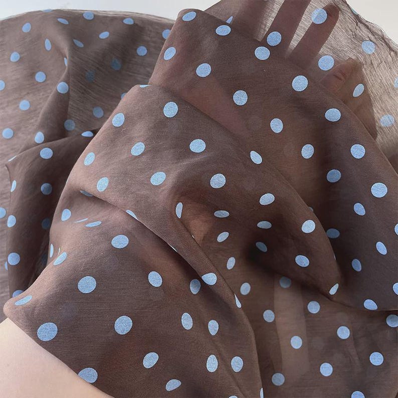 Halvtransparent Tencel linnetyg med prickar | Mjukt, transparent, prickigt skjorttyg | Elegant, prickigt sytyg | Lamorravn 2
