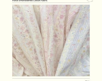 Blommigt broderat bomullstyg | Romantisk pastellblommig randig klädtextil | Mjukt feminint cottagecore-sömnadstyg | Lamorravn