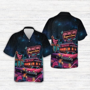 Puede incluir: Una camisa de manga corta con botones y un estampado de cielo estrellado azul oscuro con una escena de restaurante retro. El gráfico incluye un coche vintage rosa, un letrero de neón que dice Neon Sunset Drive Burger & Shake 24/7 y Moonlit Motor Club.