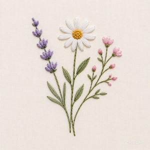 Puede incluir: Un diseño de bordado sobre tela color hueso que presenta una margarita blanca central con centro amarillo, una rama de lavanda morada a la izquierda y una rama delicada con pequeños capullos de flores rosas a la derecha, con tallos verdes.