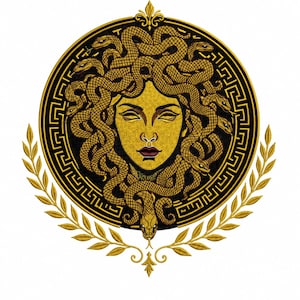 Könnte beinhalten: Ein kreisförmiger Stickaufnäher mit einem goldenen Medusenhaupt mit Schlangen als Haaren, umschlossen von einer schwarz-goldenen Mäanderbordüre. Das Design wird unten von einem goldenen Lorbeerkranz eingerahmt und oben von einer Lilie gekrönt.