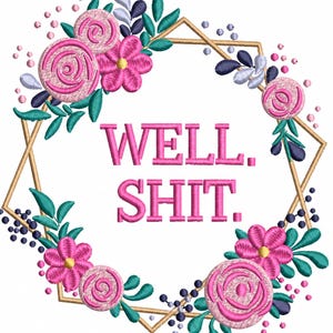 Puede incluir: Un diseño de bordado con el texto WELL. SHIT. en letras mayúsculas de color rosa brillante, centrado dentro de un marco geométrico dorado adornado con rosas rosas, hojas verde azulado y pequeñas bayas azul oscuro sobre fondo blanco.