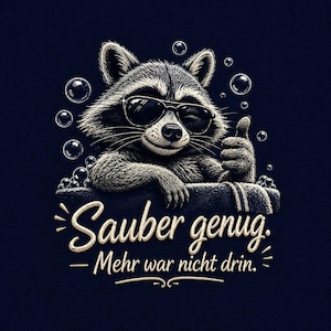 Pode incluir: Uma ilustração gráfica de um guaxinim usando óculos de sol, piscando e fazendo um sinal de positivo dentro de um banho de espuma. O texto abaixo diz: "Sauber genug. — Mehr war não drin." Design em fundo azul escuro com detalhes em branco.