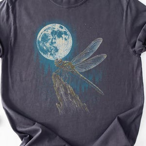 Camiseta vintage de libélula y luna, camiseta de libélula, camiseta de insecto celestial, regalo para amantes de la naturaleza, camiseta gótica de insectos, camiseta Comfort Colors