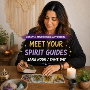 Puede incluir: Una mujer de cabello oscuro está sentada frente a cartas del tarot, velas y cristales. El texto dice: "Conoce a tus guías espirituales, misma hora / mismo día", sugiriendo una consulta espiritual.