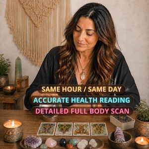 Pode incluir: Uma mulher com cabelo castanho comprido está sentada numa mesa de madeira com cartas de tarot, cristais e velas. O texto na imagem diz: "SAME HOUR / SAME DAY", "ACCURATE HEALTH READING" e "DETAILED FULL BODY SCAN".