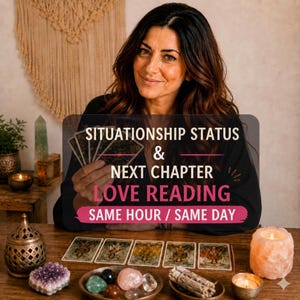 Könnte beinhalten: Eine Frau hält Tarotkarten mit dem Text "SITUATIONSHIP STATUS & NEXT CHAPTER LOVE READING SAME HOUR / SAME DAY". Auf dem Tisch befinden sich Kristalle, Kerzen und andere spirituelle Gegenstände.