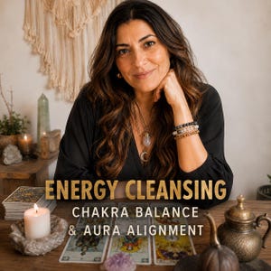 Könnte beinhalten: Eine Frau mit langen braunen Haaren sitzt an einem Holztisch mit Tarotkarten, Kerzen und Kristallen. Der Text "ENERGY CLEANSING, CHAKRA BALANCE & AURA ALIGNMENT" ist in goldfarbenen Buchstaben dargestellt. Eine Teekanne und andere spirituelle Gegenstände sind ebenfalls sichtbar.
