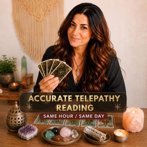 Può includere: Una donna tiene in mano carte dei tarocchi con un design oro e nero. L'immagine include il testo "ACCURATE TELEPATHY READING" e "SAME HOUR / SAME DAY". Altri oggetti sul tavolo includono cristalli, candele e una lanterna decorativa.
