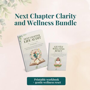 以下が含まれることがあります： Next Chapter Clarity and Wellness Bundleという2冊のワークブックセット。大きい方の本は「Next Chapter Life Audit Workbook」、小さい方の本は「Gentle Wellness Reset」というタイトルです。どちらの本にも人物のイラストと植物のアクセントが描かれています。