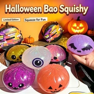 Peut inclure: Une collection de jouets Halloween Bao Squishy comprenant des formes rondes, translucides et pailletées en silicone avec des visages imprimés, dont une chauve-souris, un œil et des citrouilles. Inclut des boîtes noires et l'inscription Halloween Bao Squishy.