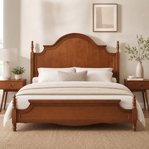 Letto a baldacchino California King in legno massello con testiera arcuata, letto tradizionale a piattaforma con struttura in pino.