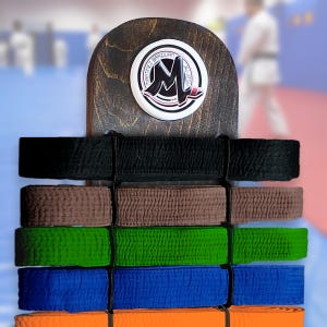 Présentoir de ceinture d'arts martiaux en pin massif • Organisateur de trophées avec logo personnalisé