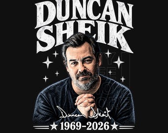 Herdenking van muziek uit de jaren 90 (PNG), eerbetoon aan singer-songwriter (PNG), zwart-wit portret 1969-2026, herinnering aan alternatieve muziek (digitale download)