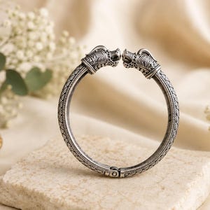 Armreif mit Drachenkopf aus oxidiertem Silber | Ethno-Boho-Armband