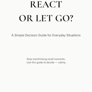 以下が含まれることがあります： 白地の表紙に、太字の黒で「REACT OR LET GO?」と書かれた本。副題は「A Simple Decision Guide for Everyday Situations」です。テキストは、考えすぎるのをやめて、冷静に決断することを促しています。