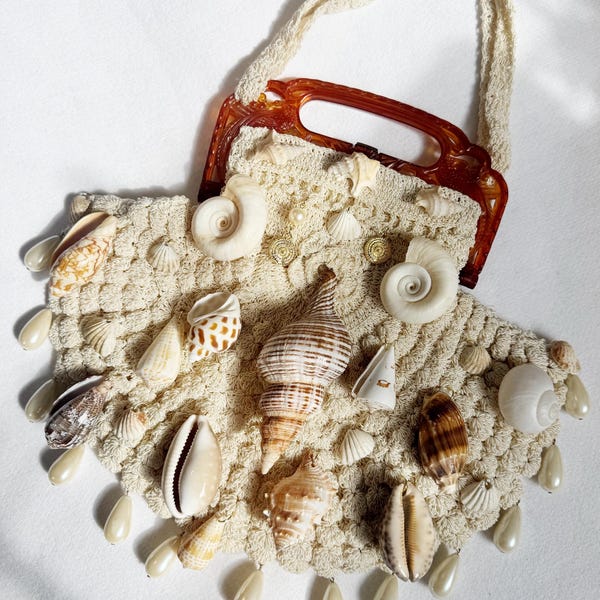 Monedero de crochet con forma de concha