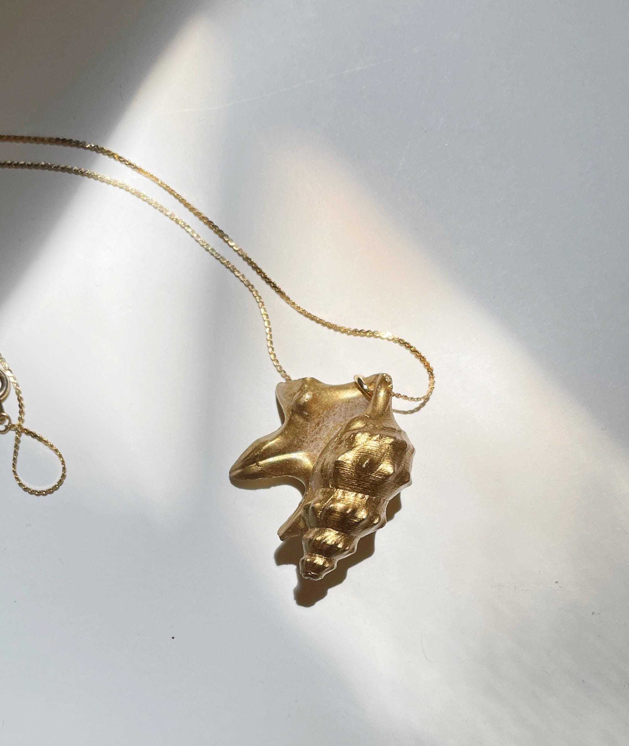 Vintage conch shell pendant necklace