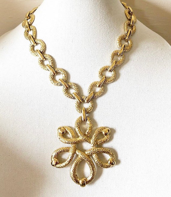 Vintage statement geometric design hammered neckla
