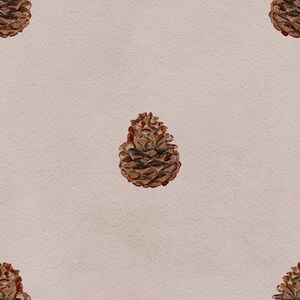Op de afbeelding: Een herhalend patroon met aquarelillustraties van bruine dennenappels tegen een effen, lichtbeige achtergrond. Elke dennenappel is weergegeven met gedetailleerde texturen en natuurlijke bruintinten, gelijkmatig verdeeld over het oppervlak.