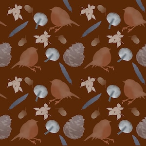 Op de afbeelding: Een herhalend patroon op een donkerbruine achtergrond met silhouetten van vogels, dennenappels, eikels, bladeren en veren in tinten lichtbruin, grijs en gedempt blauw. De elementen zijn gerangschikt in een consistent, betegeld ontwerp.