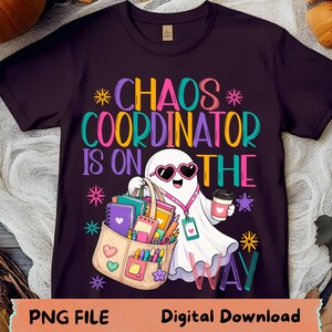 Peut inclure: Un t-shirt violet foncé avec un fantôme blanc portant des lunettes de soleil en forme de cœur et un cordon, tenant un sac fourre-tout rempli de cahiers et de stylos colorés, ainsi qu'un café. Le texte indique "CHAOS COORDINATOR IS ON THE WAY".