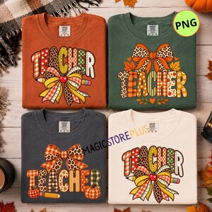 Peut inclure: Quatre sweat-shirts à col rond orange, vert foncé, gris anthracite et crème. Chacun présente le mot TEACHER en lettres majuscules à motifs avec un grand nœud décoratif, des crayons et des petites citrouilles ou feuilles aux tons automnaux.