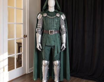 Costume cosplay ispirato al Dottor Destino, con armatura medievale, mantello verde, maschera di metallo e guanti.
