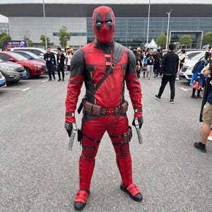 Può includere: Un costume completo di Deadpool composto da una tuta testurizzata rossa e nera con maschera abbinata, spallacci neri, una cintura multiuso con tasche, una tracolla diagonale e stivali neri. Il costume include due pistole giocattolo argentate.
