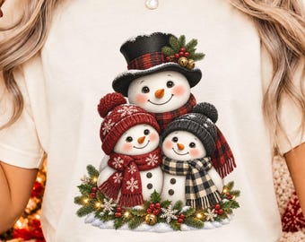 Familia de muñecos de nieve navideños PNG, lindos muñecos de nieve con gorros de punto, bufandas y acebo festivo.