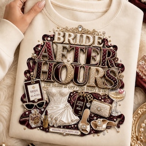 Könnte beinhalten: Ein cremefarbenes Sweatshirt mit einem Grafikdruck, der den Text "BRIDE AFTER HOURS" in großen, verzierten, metallisch wirkenden Buchstaben zeigt. Darunter steht "THE DRESS IS OFF THE PARTY IS ON" und "WEDDING AFTER PARTY 2026". Das Design umfasst ein weißes Korsettkleid, eine perlenbesetzte Clutch, High Heels, ein Champagnerglas, Lippenstift, Parfüm und einen "BRIDE ALL ACCESS"-Pass.
