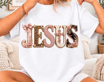 Jesús PNG, diseño cristiano con estampado de leopardo rosa, cruz, rosas, perlas y lazo coqueto.