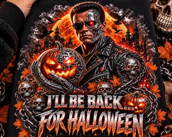 Puede incluir: Una sudadera negra de cuello redondo con un estampado gráfico de un cyborg sosteniendo una calabaza iluminada. El diseño incluye calaveras, cadenas, hojas de otoño y el texto "I'LL BE BACK... FOR HALLOWEEN OCTOBER 31 JUDGMENT NIGHT."