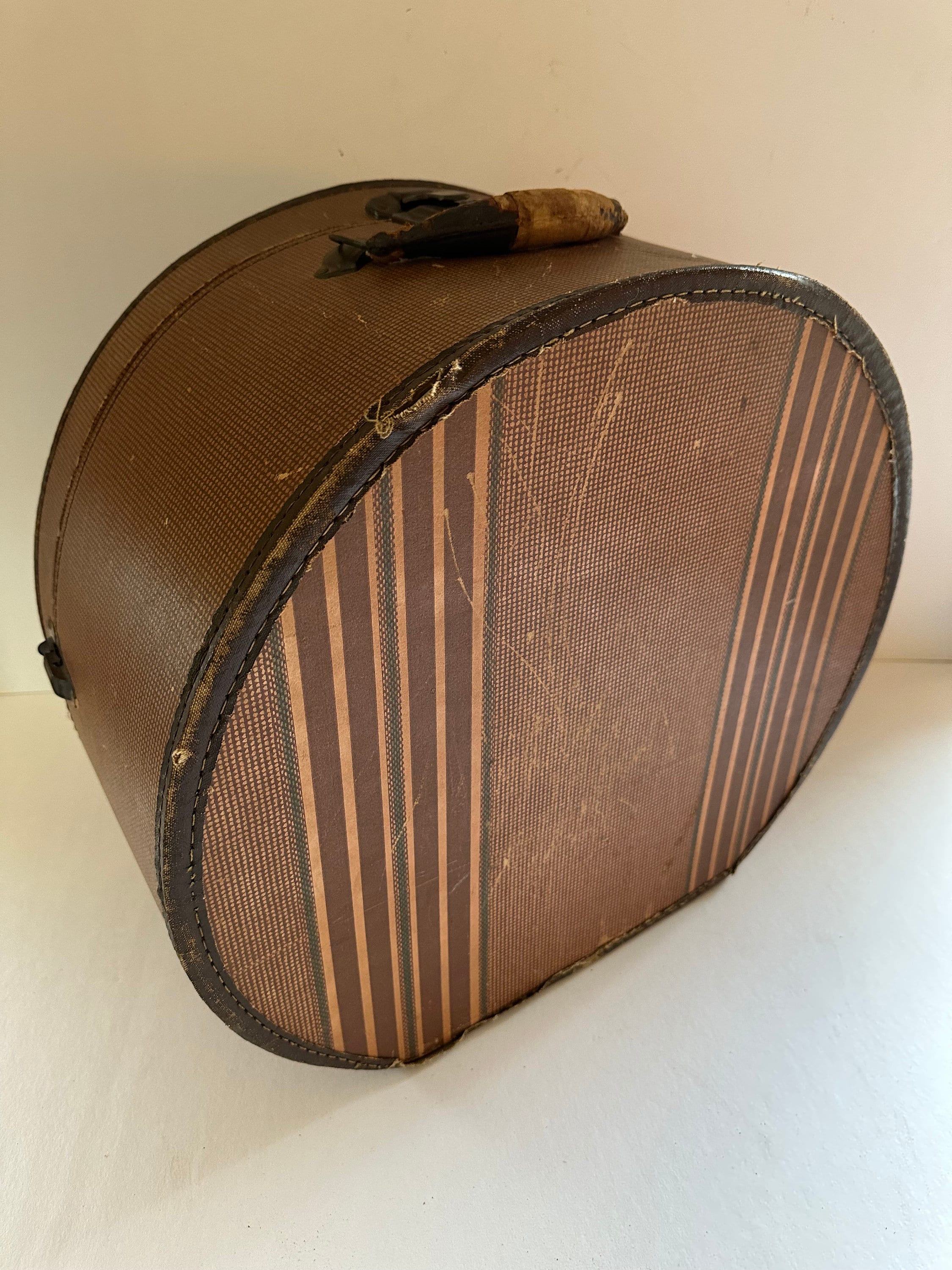 VINTAGE Travis's Hat Box Zippered Luggage Red With Mirror And