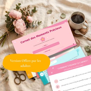 Peut inclure: Un livret rose et blanc intitulé "Carnet des Moments Précieux" avec du texte en français et une fleur. L'image comprend un bouquet de fleurs roses, une tasse de café et une paire de ciseaux.