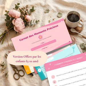 Peut inclure: Un livret rose intitulé "Carnet des Moments Précieux" avec du texte en français, avec un graphisme floral. L'image comprend un bouquet de fleurs roses, une tasse de café et d'autres cartes colorées. Le texte "Version Offert par les enfants (5-10 ans)" est également visible.