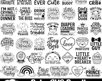Könnte beinhalten: Eine Sammlung von 50 Baby-SVG-Designs in Schwarz und Weiß. Die Designs enthalten Sätze wie "Cutest Baby", "Tiny Miracle" und "Daddy's Little Princess". Das Bundle ist in den Formaten SVG, PNG, JPG, EPS und DXF erhältlich.