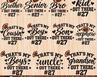 Könnte beinhalten: Ein digitales Grafikpaket mit zwölf schwarzen Textdesigns und braunen Football-Symbolen. Jedes Design enthält den Schriftzug THAT'S MY, gefolgt von einem Familienmitglied, OUT THERE und der Nummer #27. Unten steht der Text 12 FOOTBALL FAMILY SVG BUNDLE.